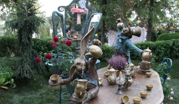 Сад «Безумное чаепитие» со скульптурами Виктории Чичинадзе.