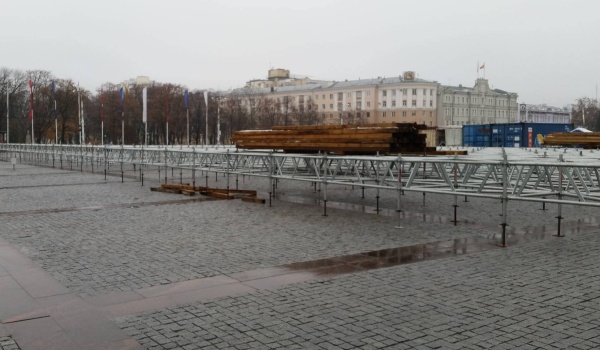 На площади Ленина собирают катки.