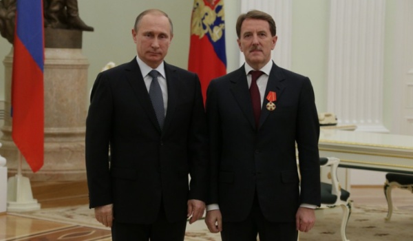 Владимир Путин вручил орден Алексею Гордееву.
