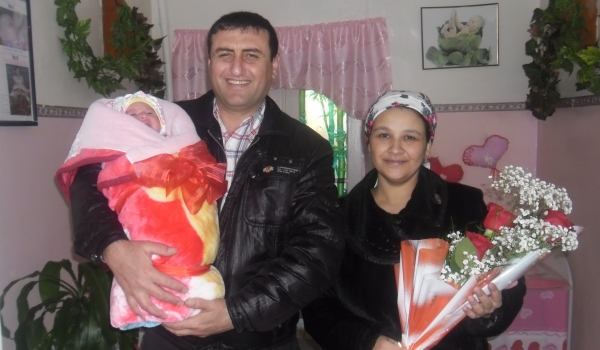 Байрам Азизов с супругой Нигорой и дочерью Дарьей.