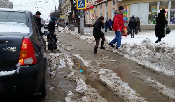 Воронежцы не могут перейти дорогу из-за глубокой лужи.