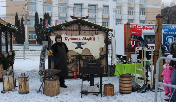 Новогодние развлечения на площади Ленина.