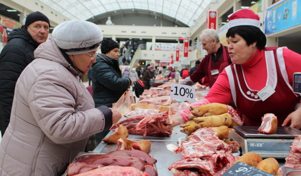 Вечером на Центральном рынке продают мясо со скидками.