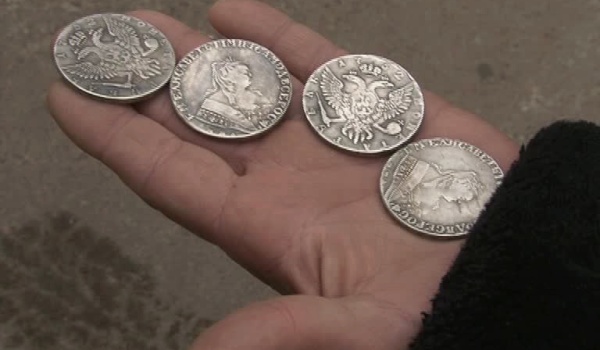 Воронежцу продали фальшивые старинные монеты.
