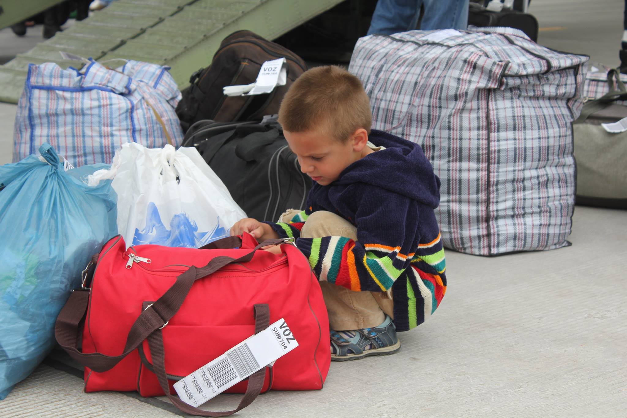 Переселенцы это. Вынужденные переселенцы. Беженцы и вынужденные переселенцы. Дети из семей беженцев и вынужденных переселенцев. Беженцы с чемоданами.