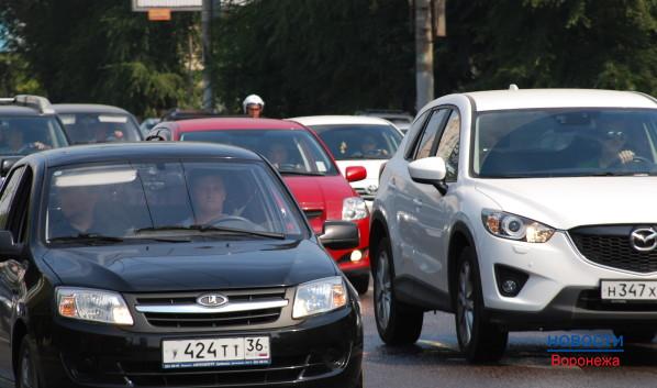 В Воронеже проведут специальные рейды на водителей, разговаривающих по телефону