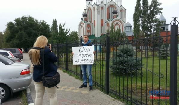 Пикет около здания суда в Воронеже. 