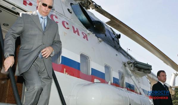 Владимир Путин прилетел на площадь Ленина на вертолете.