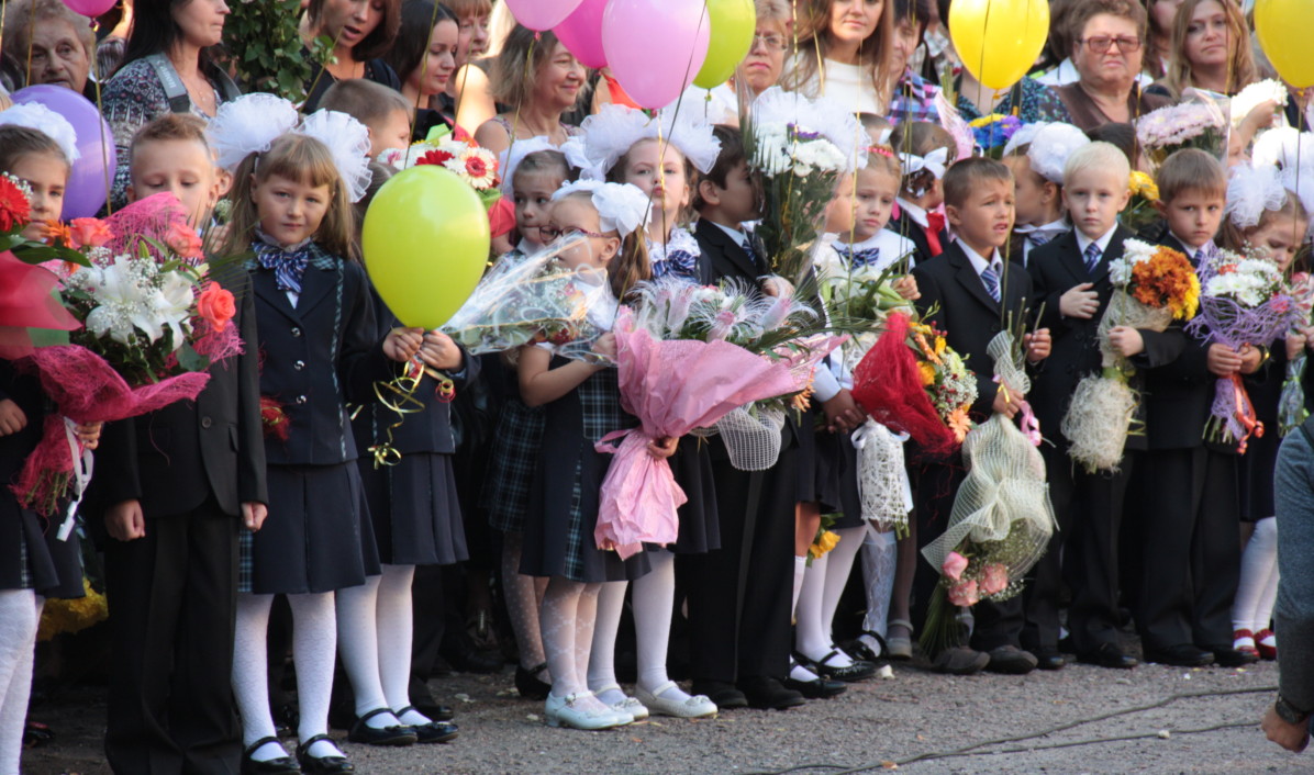 1 класс 2019 год. Школа 1 Воронеж. Первое сентября в Воронеже. Первые классы в Москве. Школа 105 Воронеж 1 класс.