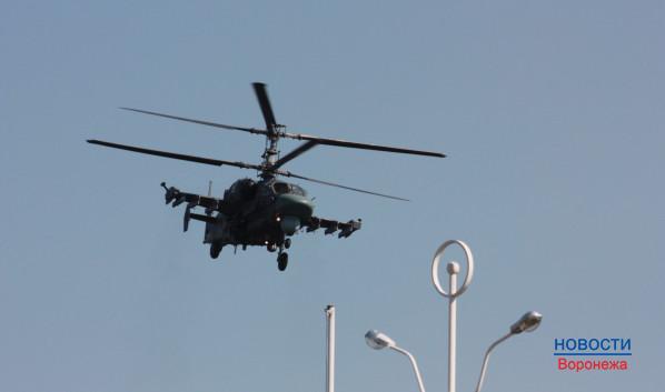 Боевой вертолет выступил на Адмиралтейской набережной.