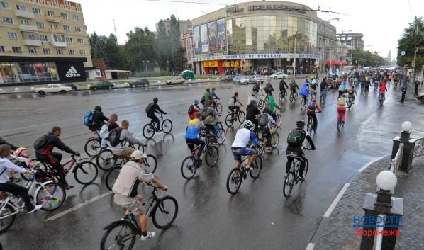 Воронежские велосипедисты проехали по улицам города.