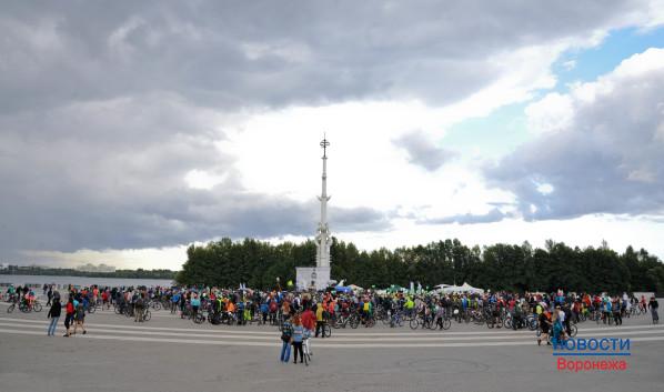 Воронежские велосипедисты проехали по улицам города.