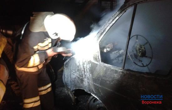Ночью в Воронеже сгорела машина.