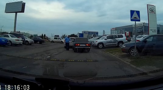 Офицер избил водителя легковушки.