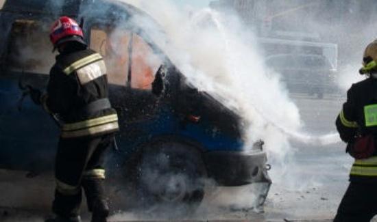В Воронеже загорелась машина.