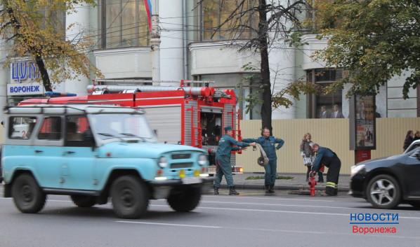 Пожарные приехали тушить здание «ЦУМа» в Воронеже.