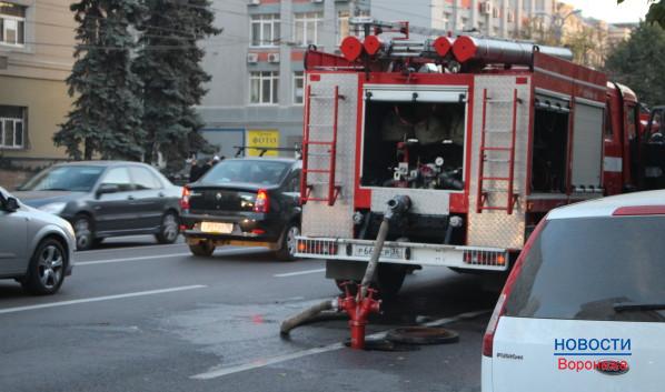 Пожарные приехали тушить здание «ЦУМа» в Воронеже.
