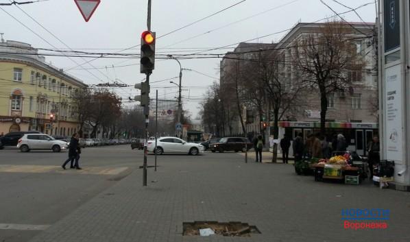 Незаконная торговля на перекрёстке Плехановской и Фридриха Энгельса.