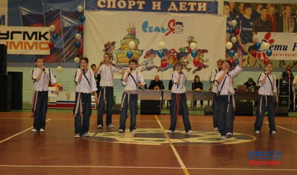В перерывах между соревнованиями выступала группа «Волшебники двора».