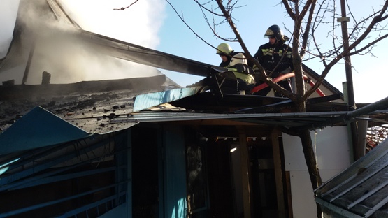 Огонь сильно повредил крышу жилого дома.