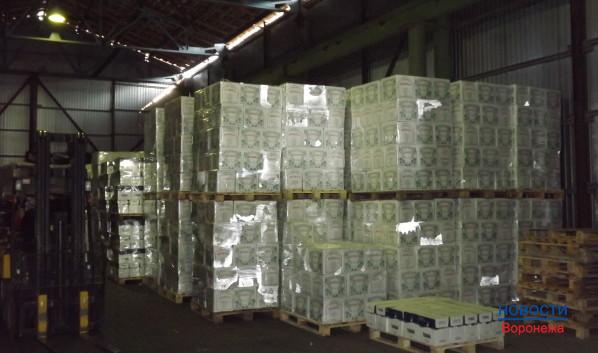 На складе хранили 90 тонн поддельного алкоголя.