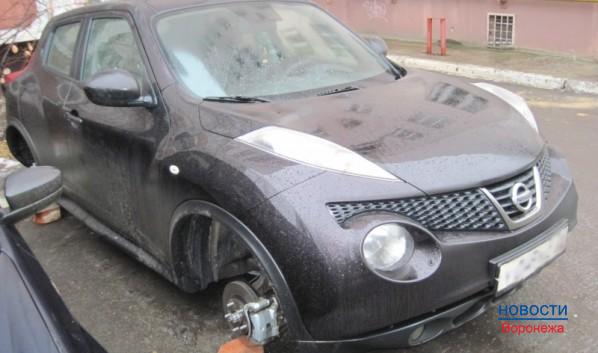 Воронежец снимал колеса в припаркованных авто.