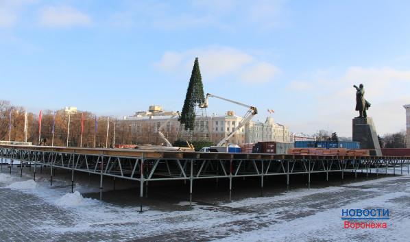 На площади Ленина монтируют ёлку.