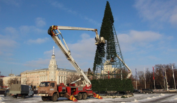 На площади Ленина монтируют ёлку.