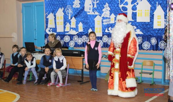 Дед Мороз с детьми репетирует утренник.