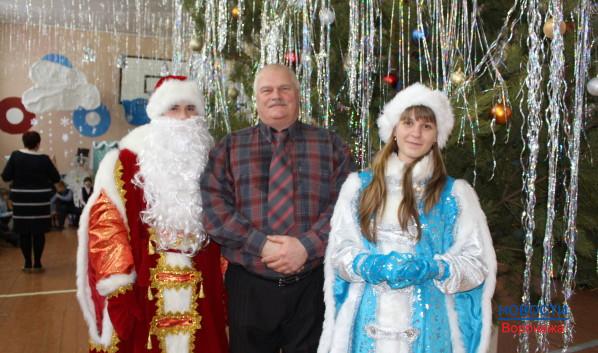 Андрей Свиридов подарил от УГМК костюмы Деду Морозу и Снегурочке.