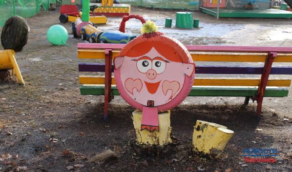 Во дворе детского сада, выполнено из шины.