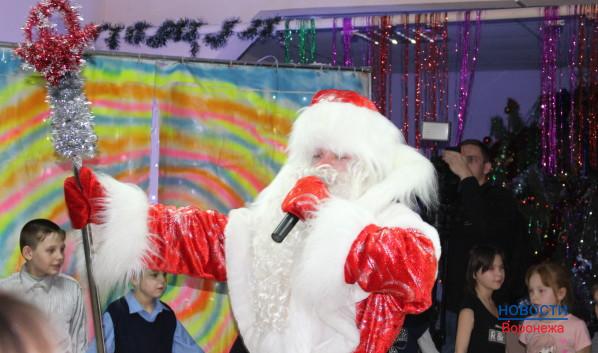 Дед Мороз зовет детей на конкурсы.