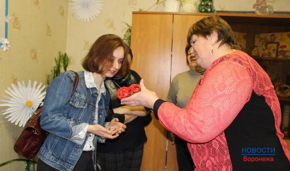 Директор центра подарила Елене Дуреко алое сердце, сделанное воспитанником.