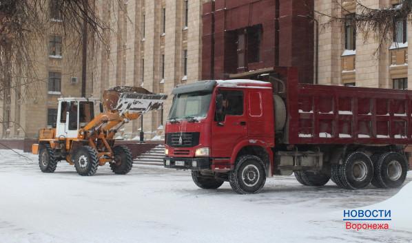 Коммунальщики убирают снег около здания правительства Воронежской области.