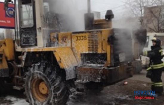 В Воронеже загорелся трактор.