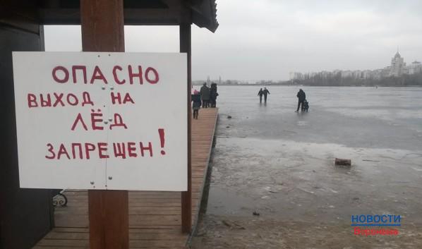 Спасателям также пришлось вытаскивать из воды провалившегося человека и автомобиль.