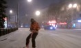 Сноубордист проехал по улицам Воронежа.