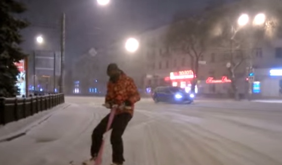 Сноубордист проехал по улицам Воронежа.