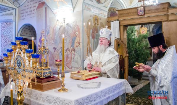 Митрополит Сергий совершил литургию в Алексиево-Акатовом монастыре.