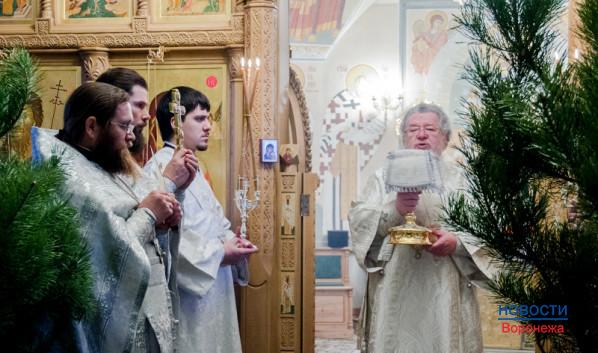 Митрополит Сергий совершил литургию в Алексиево-Акатовом монастыре.