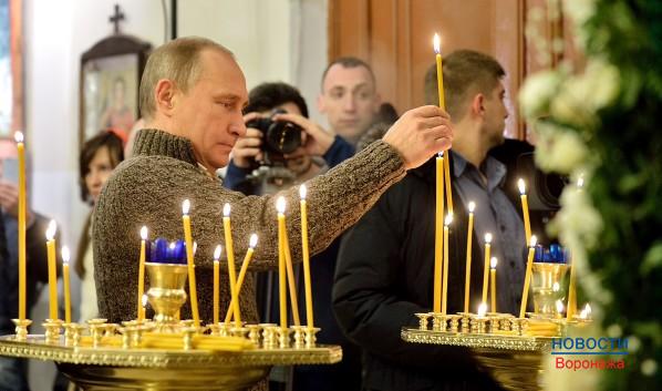 Владимир Путин встречает Рождество в воронежском храме.
