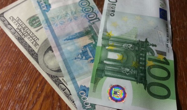 В России предложили ограничить оборот доллара в стране.