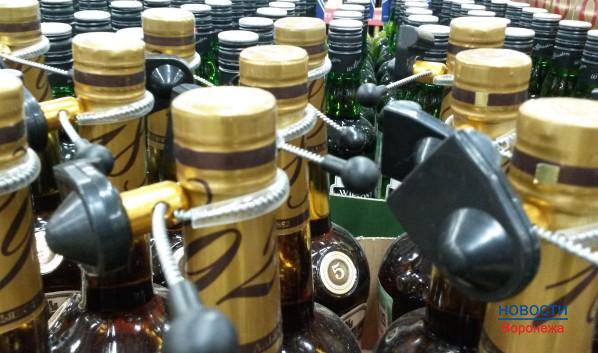 В Воронеже накрыли группу, производившую поддельный алкоголь.