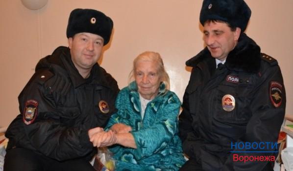 Полицейские навестили спасенную пенсионерку.