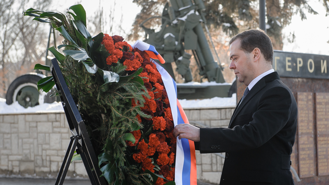 Дмитрий Медведев возложил венок в Воронеже.