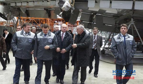 Зампредседателя Военно-промышленной комиссии при Правительстве России Иван Харченко осматривает цеха завода.