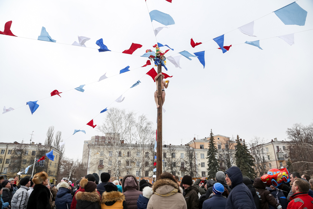 На Советской площади отметили Масленицу.