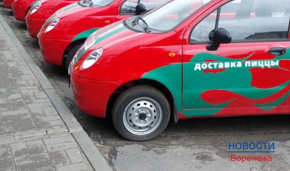 В Воронеже напали на курьера с пиццей.