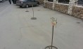 Парковка около кафе заставлена запрещающими знаками.