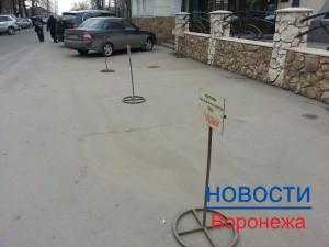 Парковка около кафе заставлена запрещающими знаками.